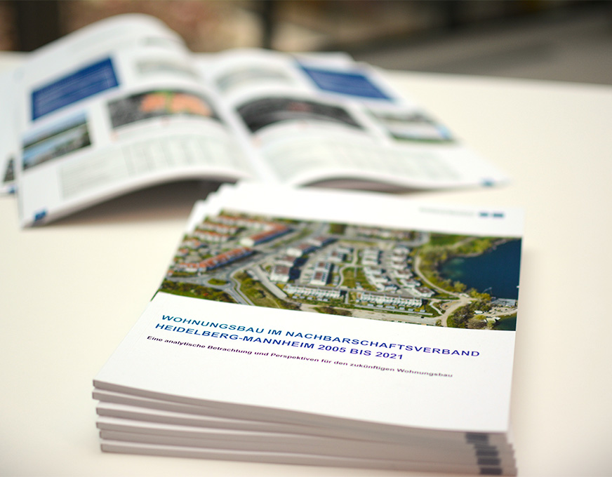 Broschüre zum Wohnungsbau Gedruckte Broschüre zum Wohnungsbau im Nachbarschaftsverband Heidelberg und Mannheim auf einem Tisch