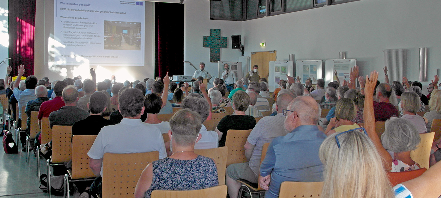 Bürgerbeteiligung im Verbandsgebiet Bürgerinnen und Bürger bei einer Informationsveranstaltung mit Präsentation und Abstimmung im Saal