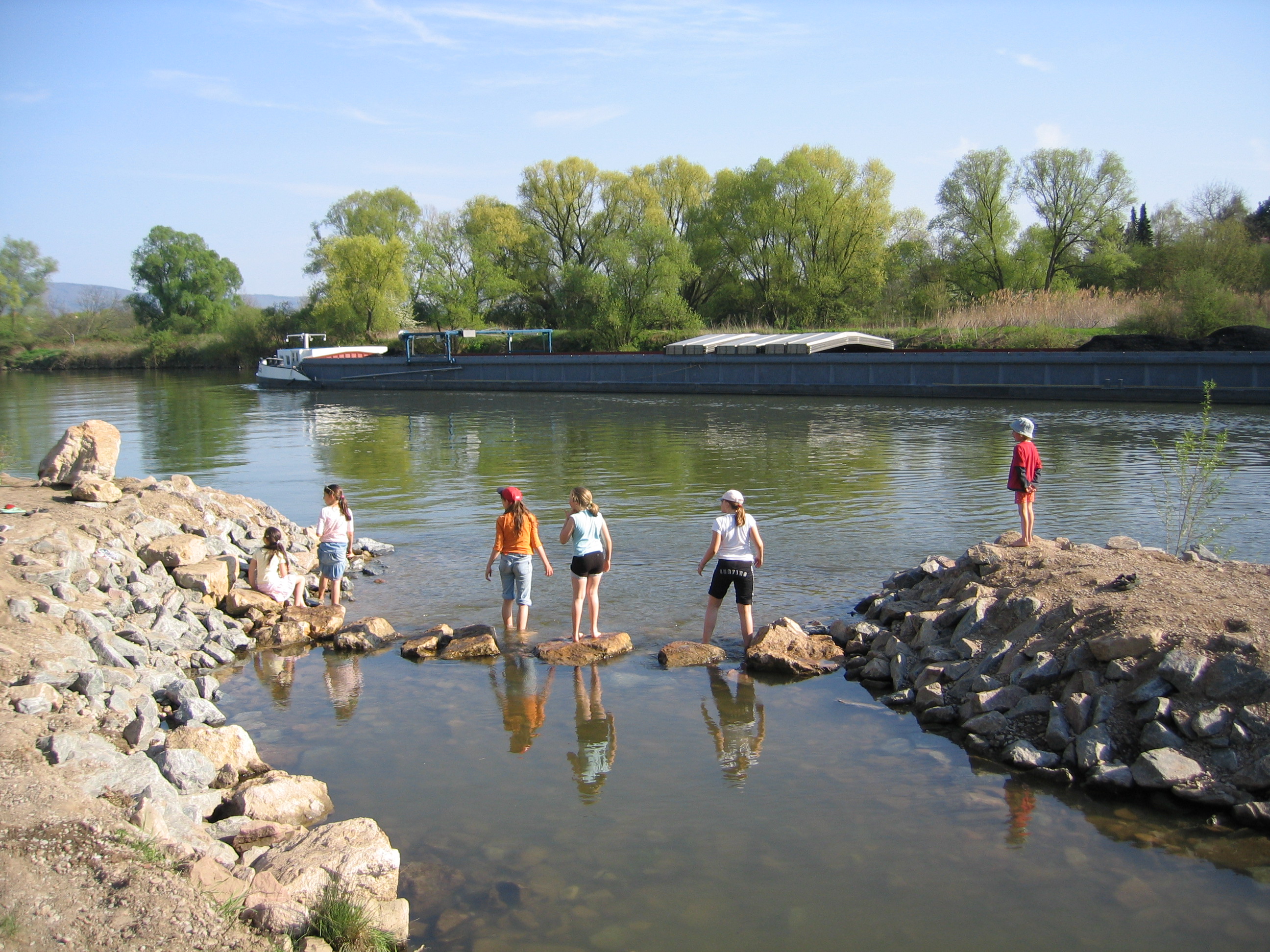 Dossenheim, Schwabenheimer Hof, 2006. Kinder spielen am Fluss