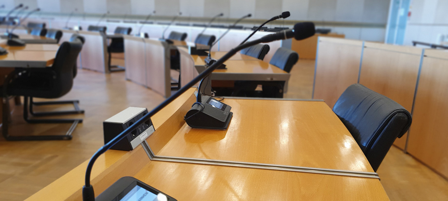 Sitzungsmikrofon Mikrofonanlage auf einem Tisch in einem Sitzungssaal