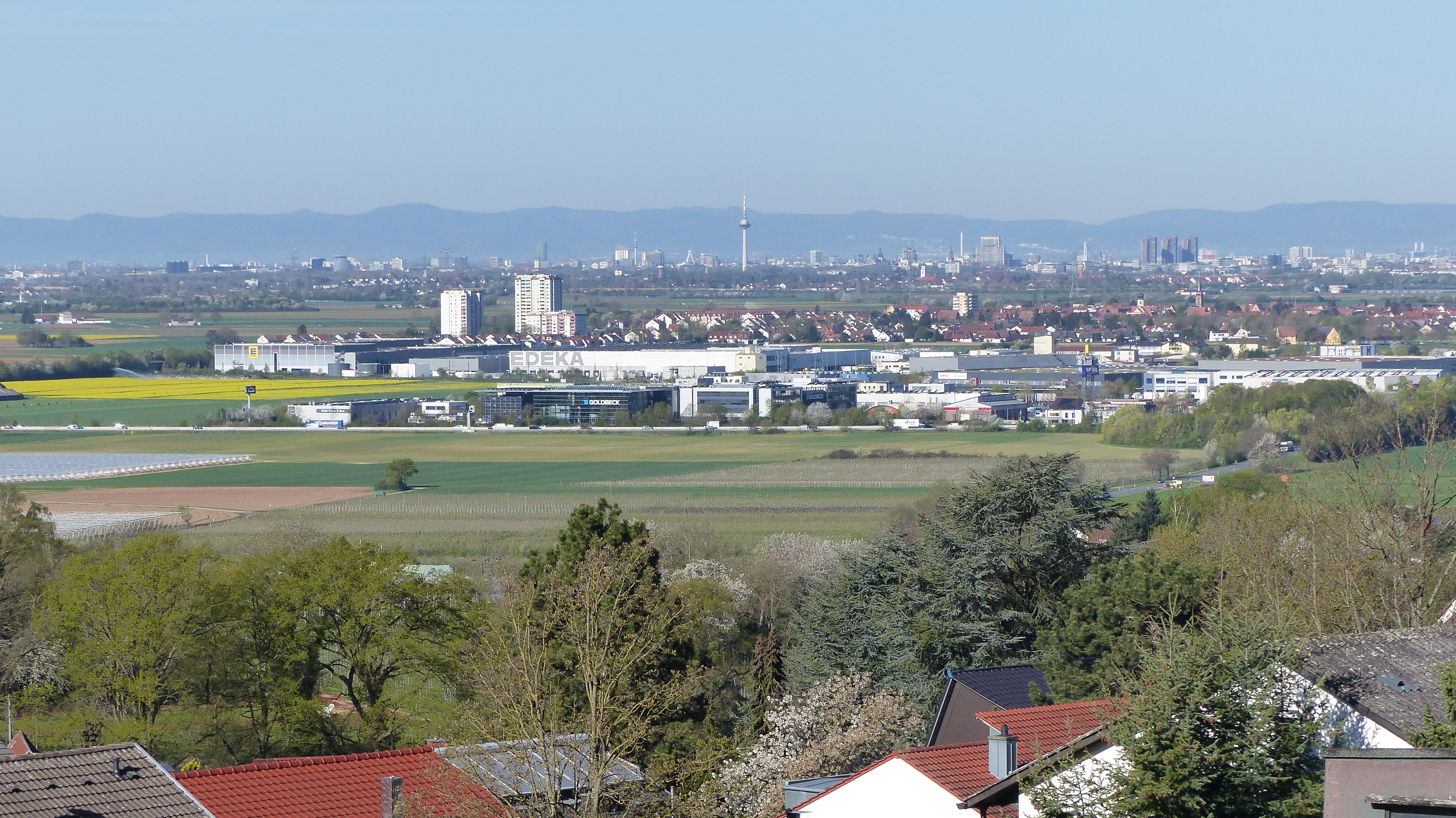 Gewerbegebiet Hirschberg/Heddesheim Blick über Felder auf ein Gewerbegebiet mit Industriegebäuden und dahinterliegender Stadt (Hirschberg/Heddesheim)