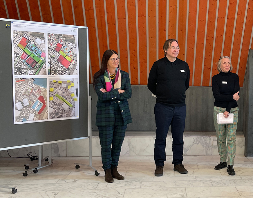 Beiratssitzung Mitglieder des Beirats bei einer Präsentation zu städtebaulichen Planungen vor einer Kartenübersicht