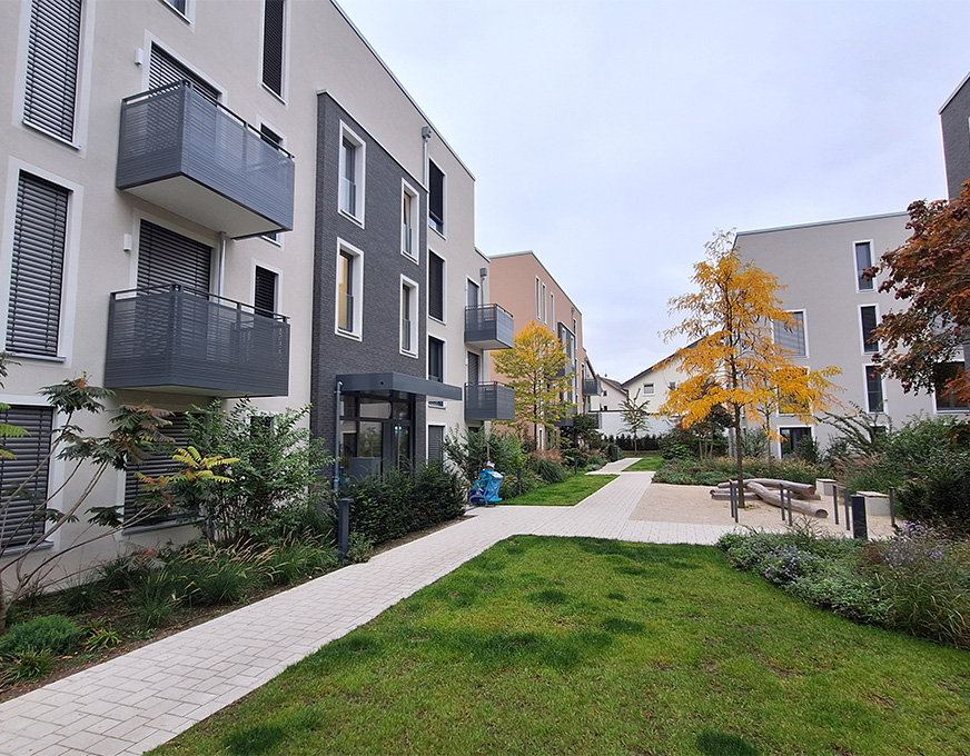 Wohnquartier mit Grünanlagen Modernes Wohnquartier mit Mehrfamilienhäusern, Wegen und begrünten Außenanlagen zwischen den Gebäuden